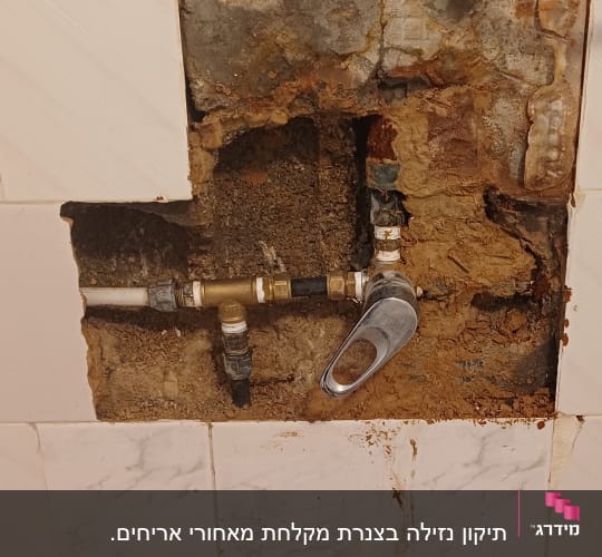 תיקון צנרת מים בקיר עם ברז